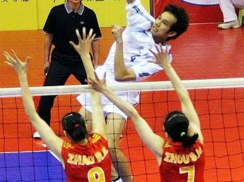 女排性别大战：中国女排3-0完胜广州男排