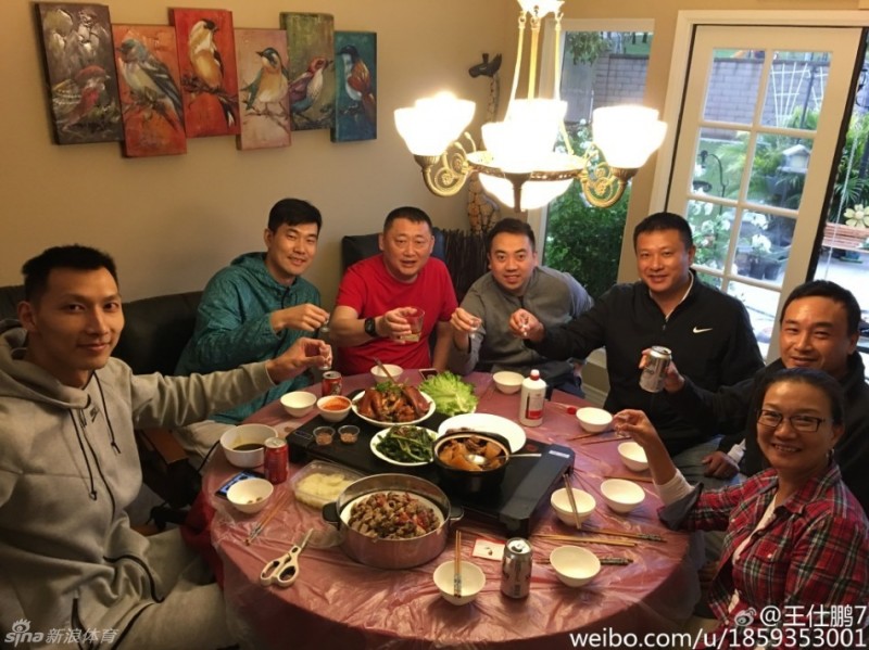 万里之外的家宴易建联王仕鹏携众友美国相聚共饮国酒叙旧情