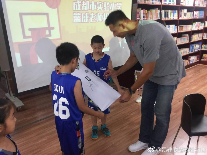 易建联成都“应聘”篮球老师 与小面试官趣谈篮球梦