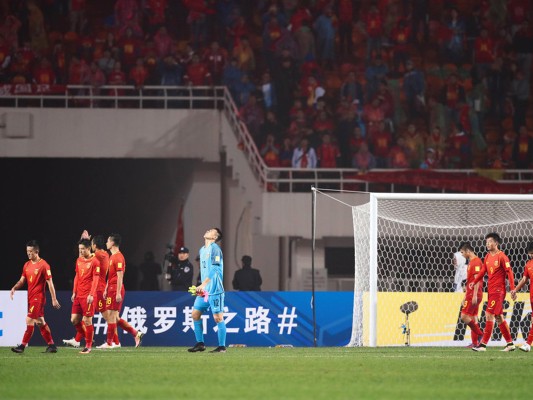 国足东亚杯0-3开门黑，新帅久尔杰维奇首秀遭碾压