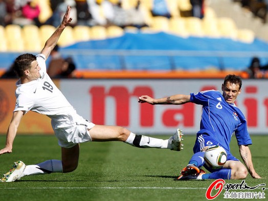新西兰 4-1 横扫十人智利，队史首胜南美劲旅