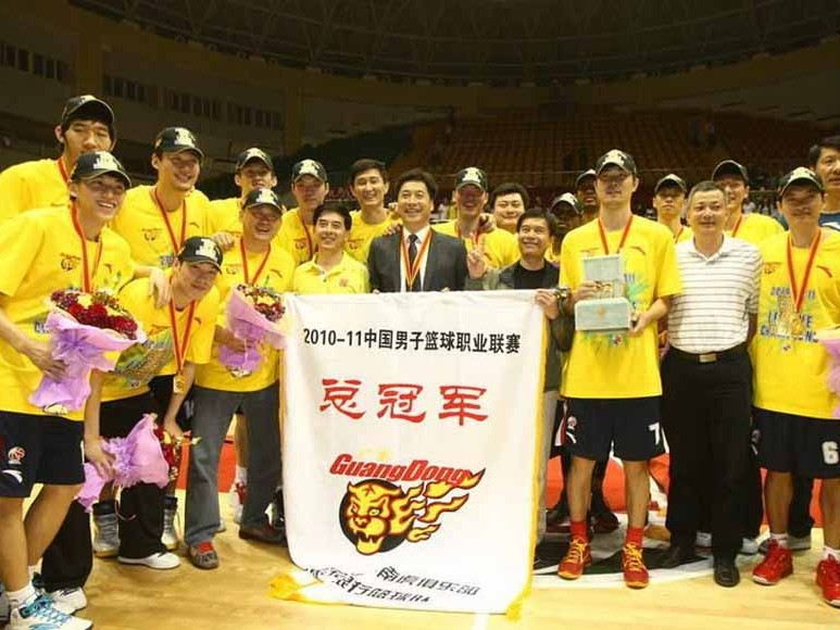 CBA疆粤二番战：广东22分血洗新疆，杜家军主场复仇前八战逼近